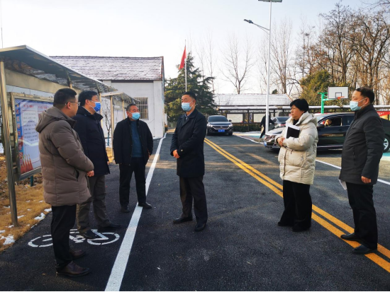 李晓宁赴市直领导联系村、经开区定点帮扶村走访慰问